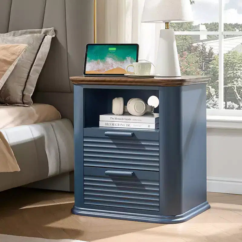 Table de chevet cannelée avec station de recharge intégrée - 2 tiroirs, étagère ouverte, ports USB et Type-C